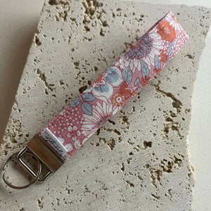Simple Chic Designs - Wristlet - Dusty Pink Daisy